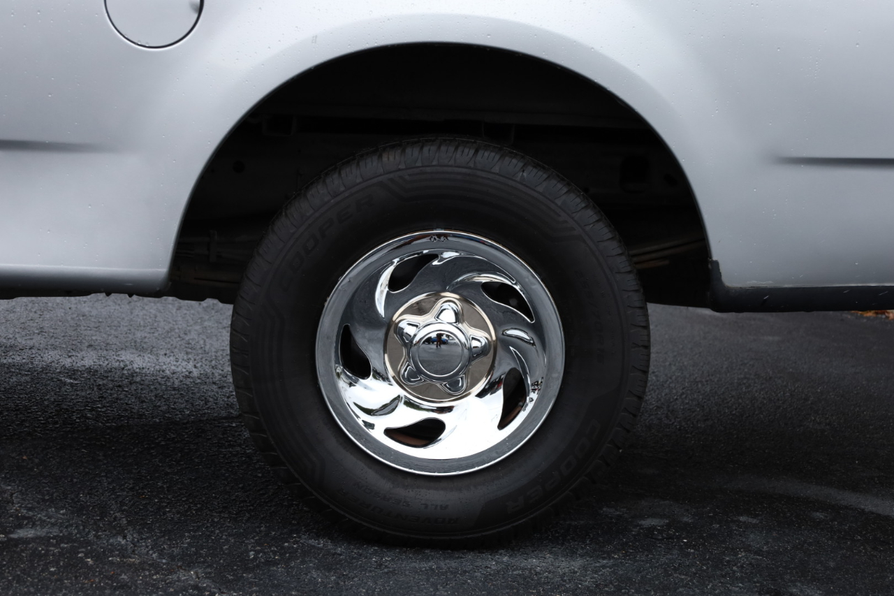 Ford F-150 XL Short Bed 2WD 2001