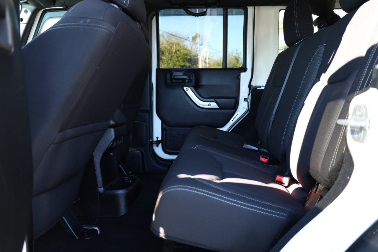 Jeep Wrangler Unlimited Sahara 4WD 2013