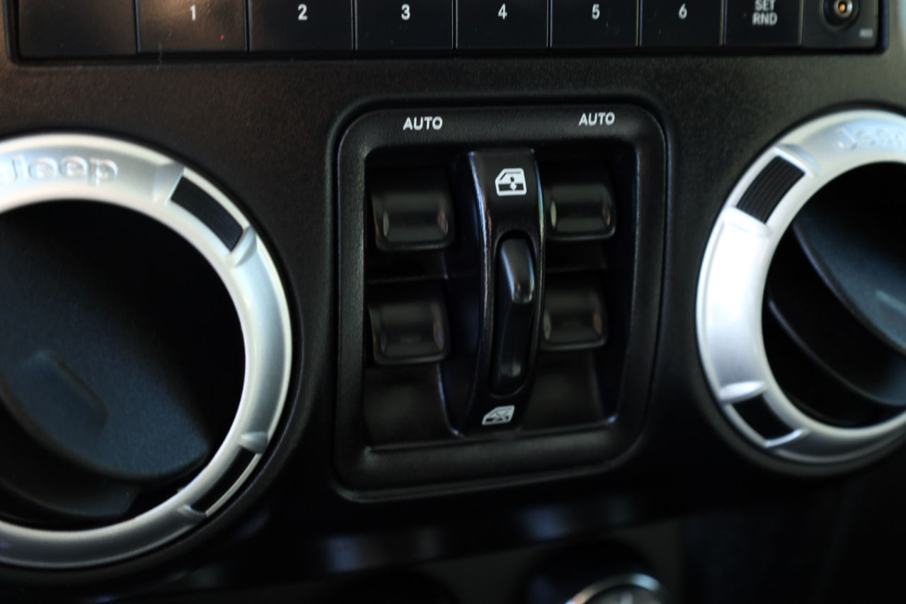 Jeep Wrangler Unlimited Sahara 4WD 2013