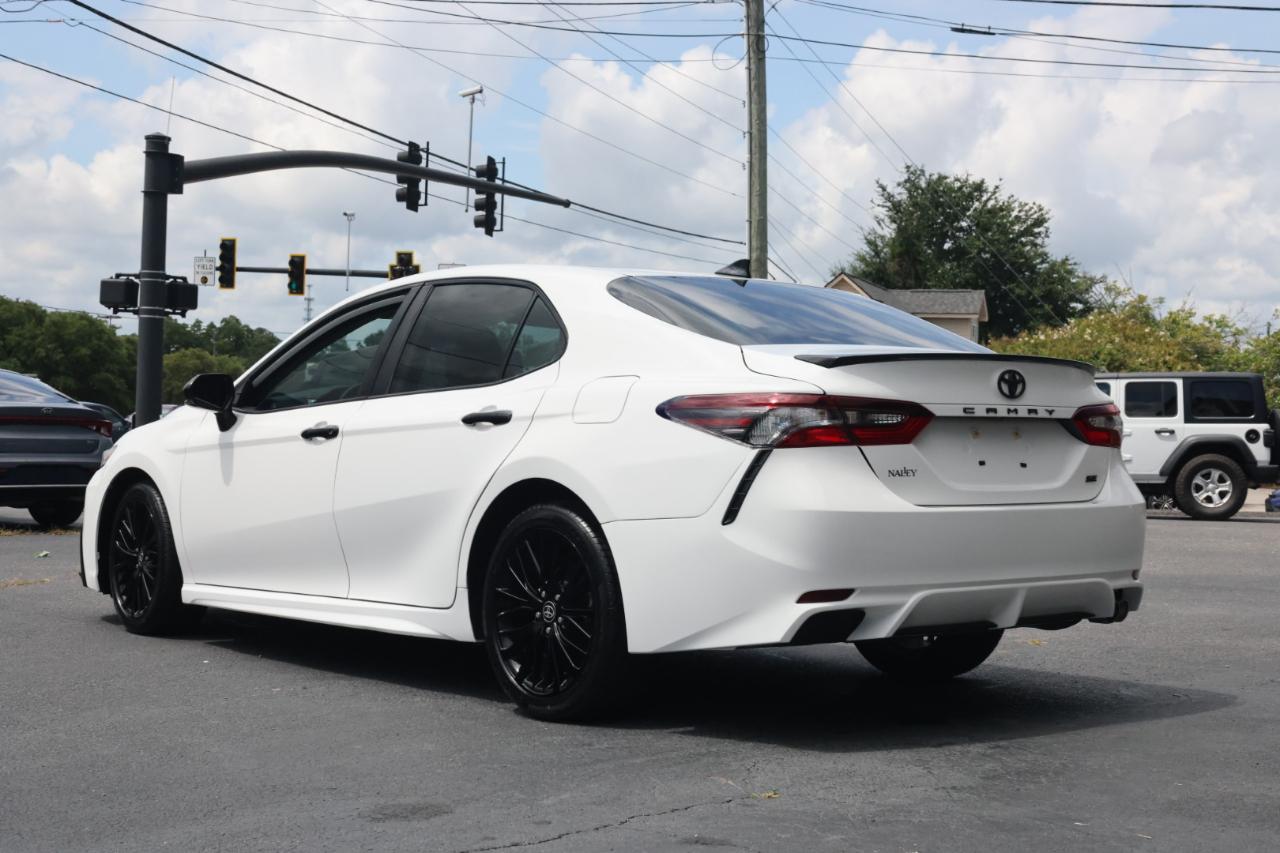 Toyota Camry SE 2021