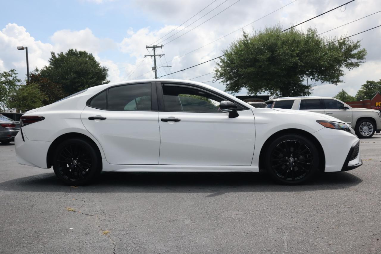 Toyota Camry SE 2021