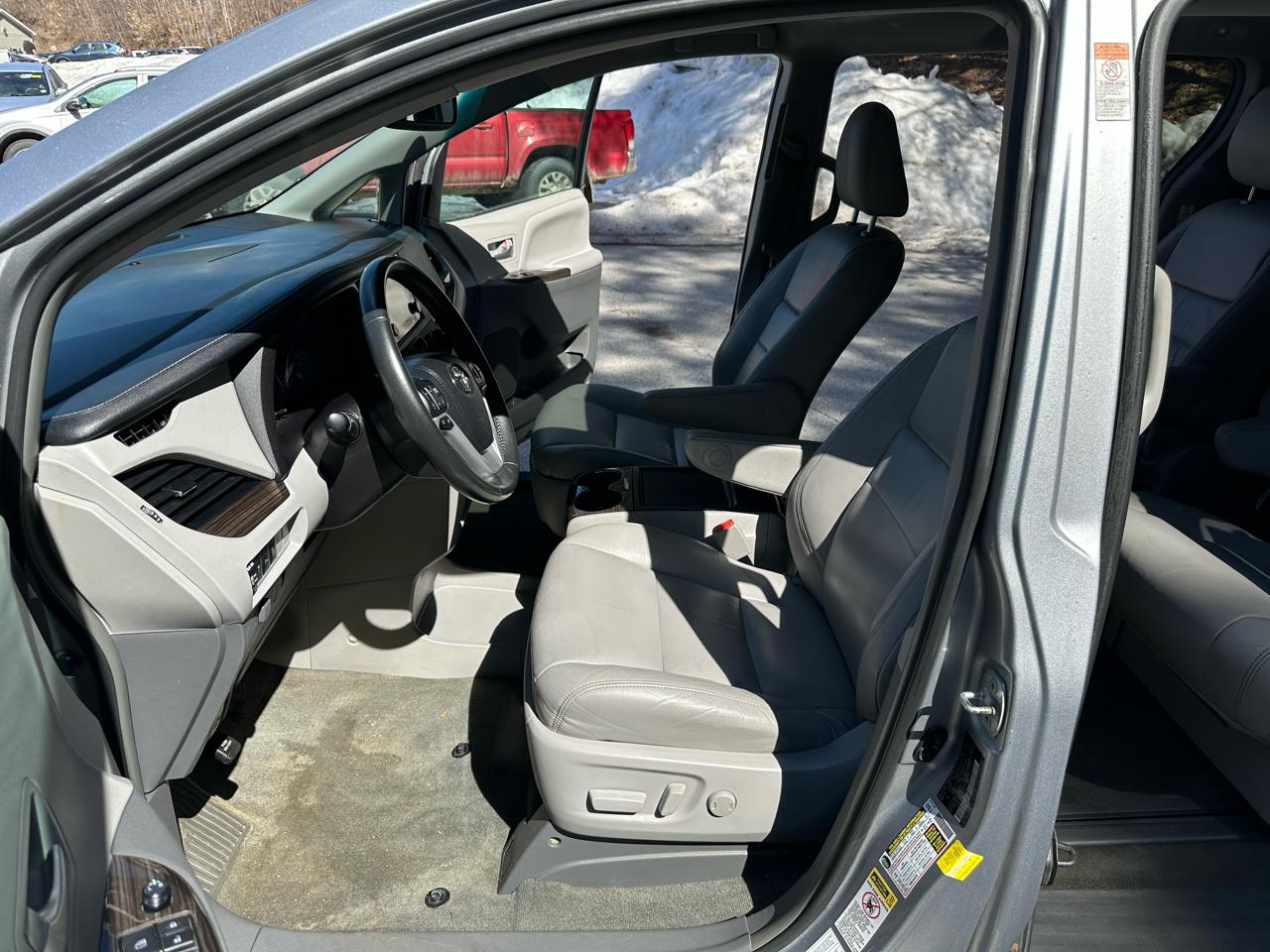 Toyota Sienna 5dr 7-Pass Van XLE Premium AWD (Natl) 2016