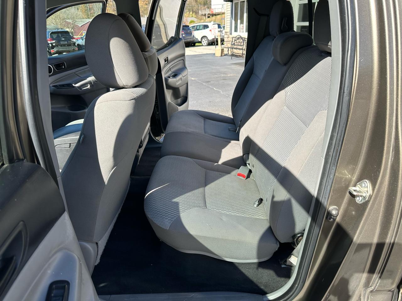 Toyota Tacoma 4WD Double Cab LB V6 AT (Natl) 2015