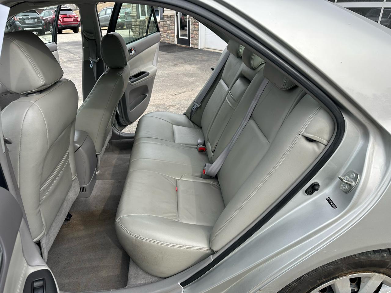 Toyota Camry 4dr Sdn XLE Auto (Natl) 2005