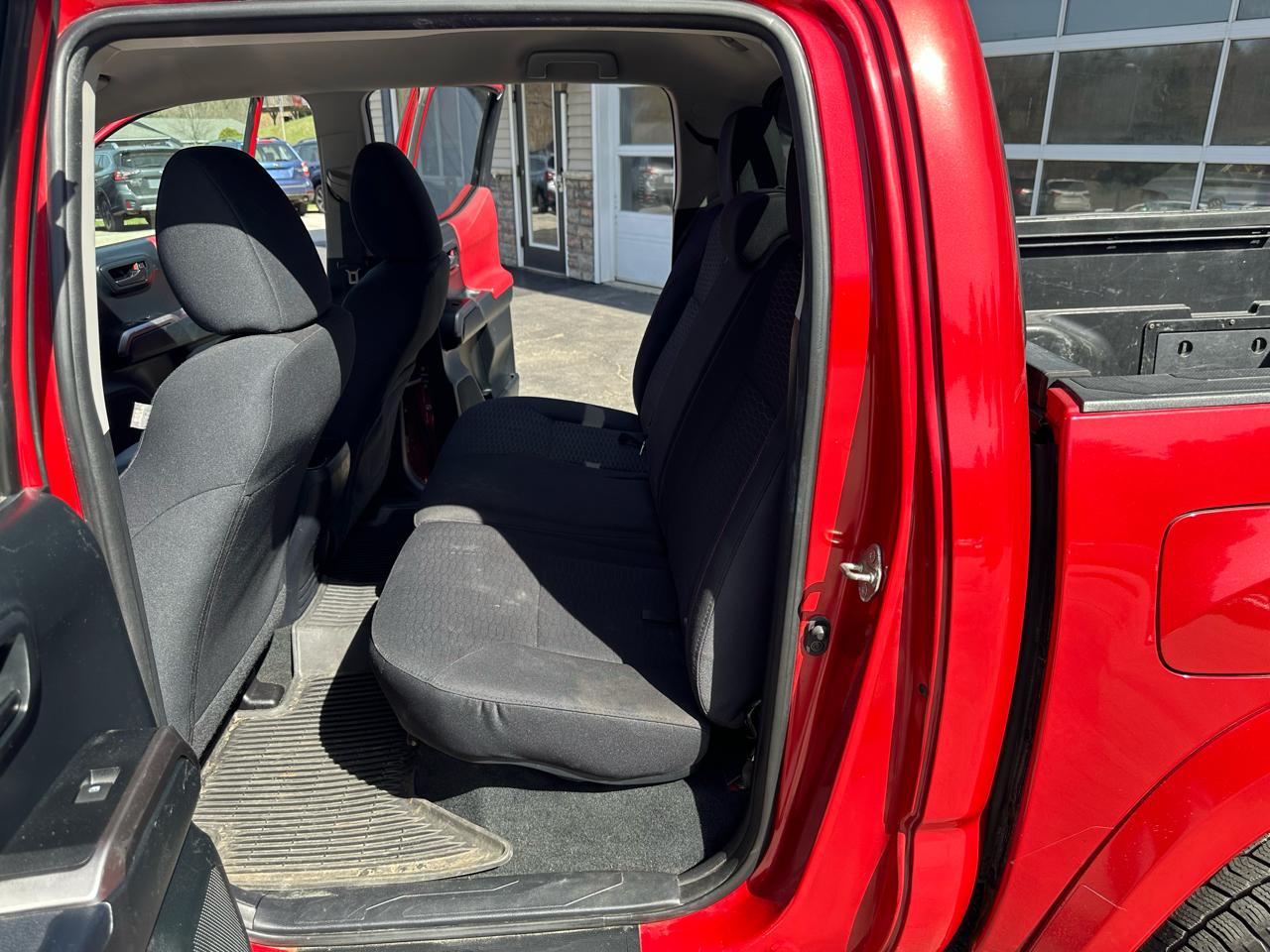 Toyota Tacoma 4WD Double Cab V6 AT SR5 (Natl) 2017