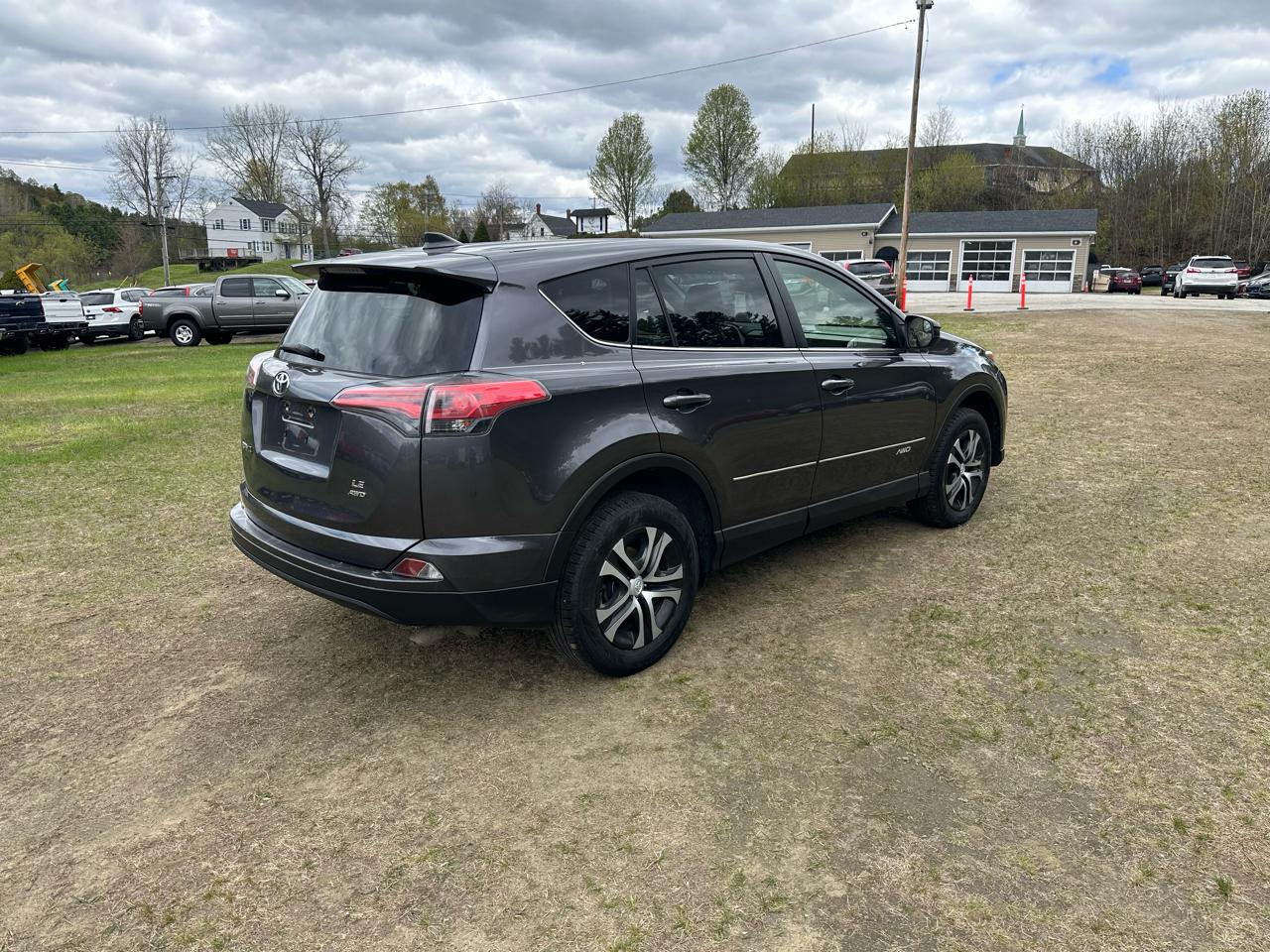 Toyota RAV4 LE AWD (Natl) 2018