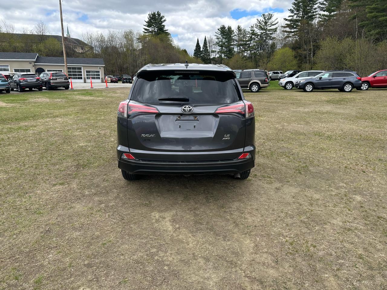 Toyota RAV4 LE AWD (Natl) 2018