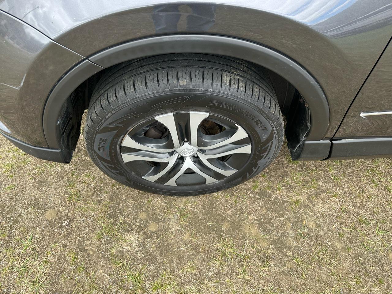 Toyota RAV4 LE AWD (Natl) 2018