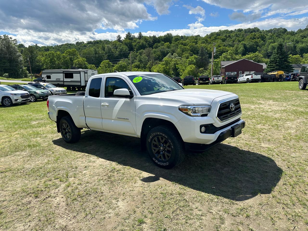 Toyota Tacoma SR5 Access Cab 6' Bed I4 4x4 AT (Natl) 2017