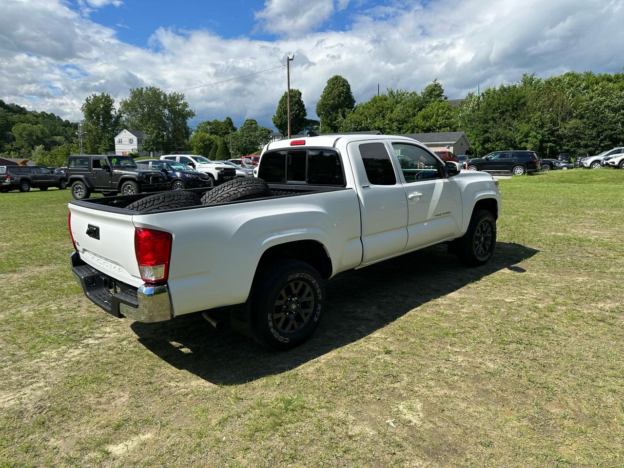 Toyota Tacoma SR5 Access Cab 6' Bed I4 4x4 AT (Natl) 2017