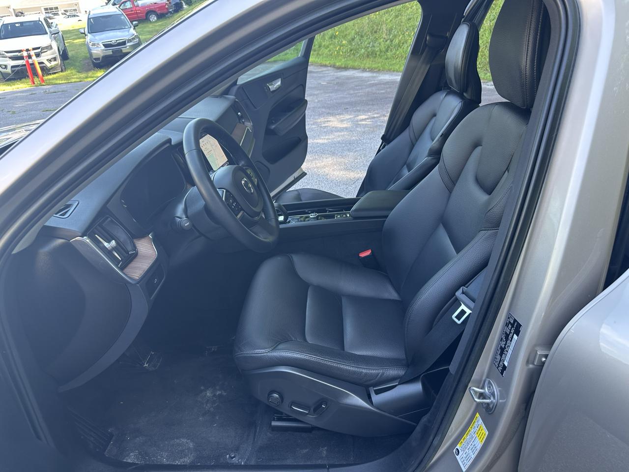 Volvo XC60 B5 AWD Plus Bright Theme 2023