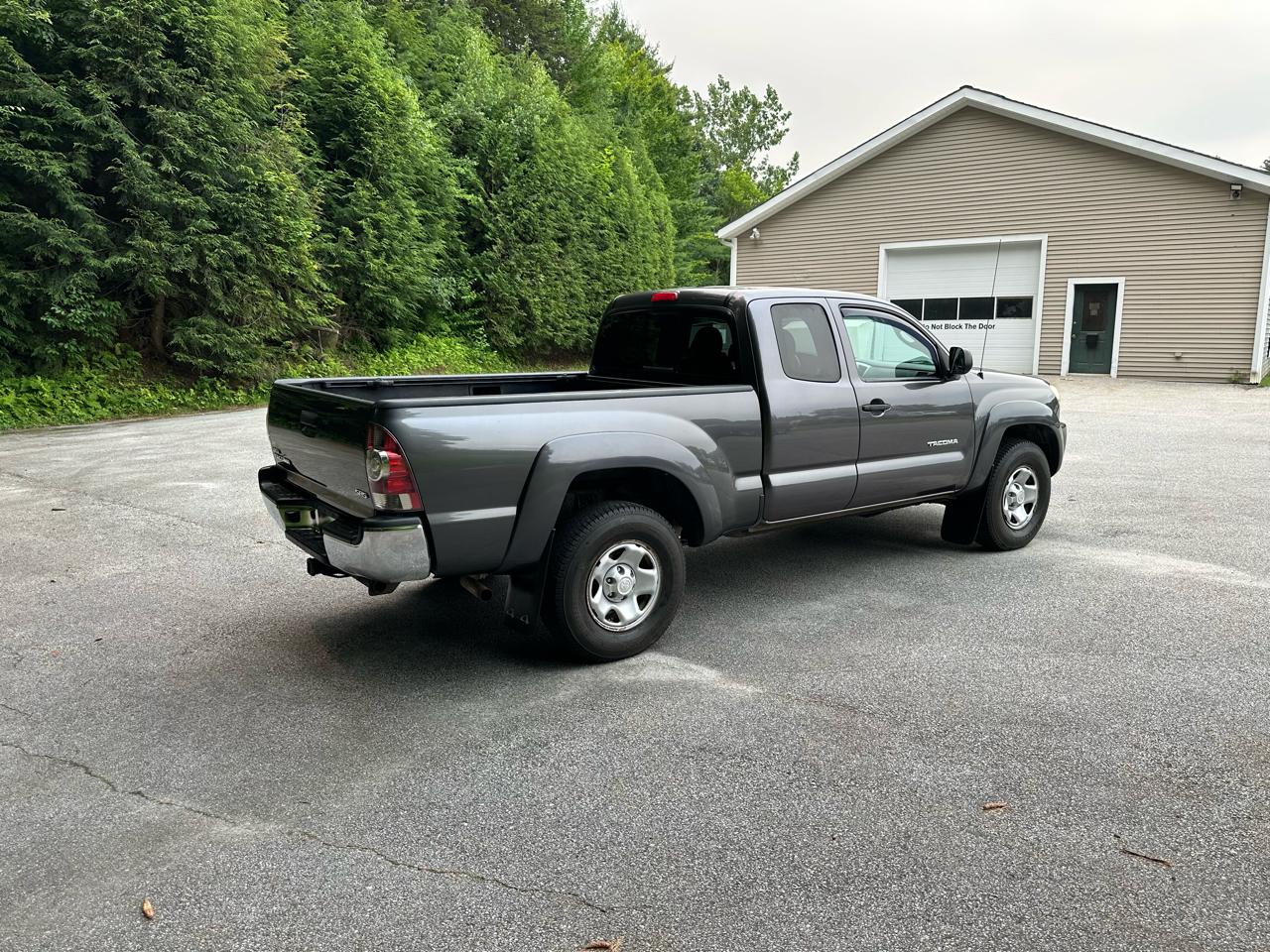 Toyota Tacoma 4WD Access I4 MT (Natl) 2011