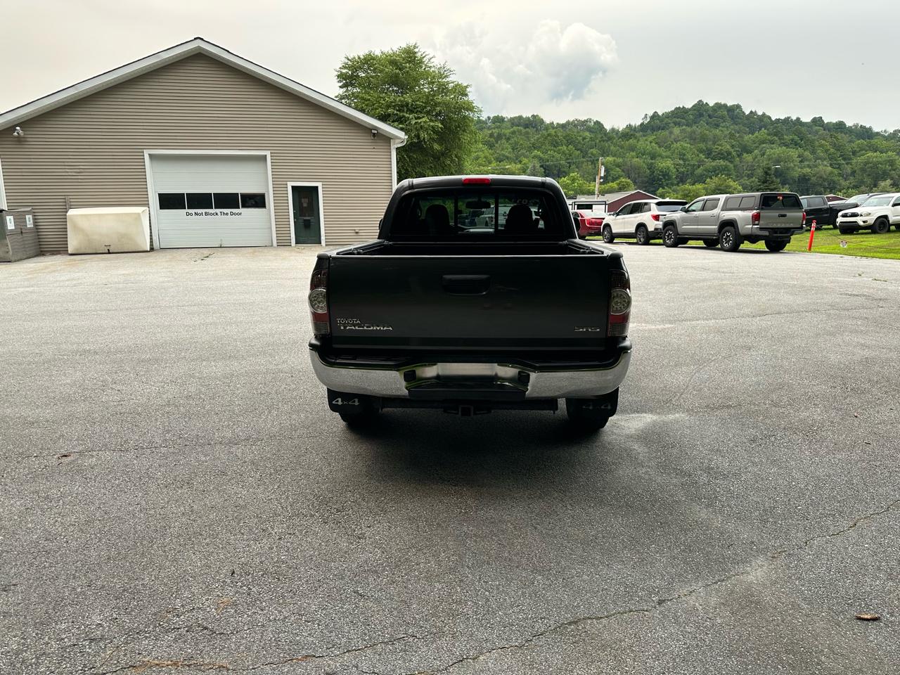 Toyota Tacoma 4WD Access I4 MT (Natl) 2011