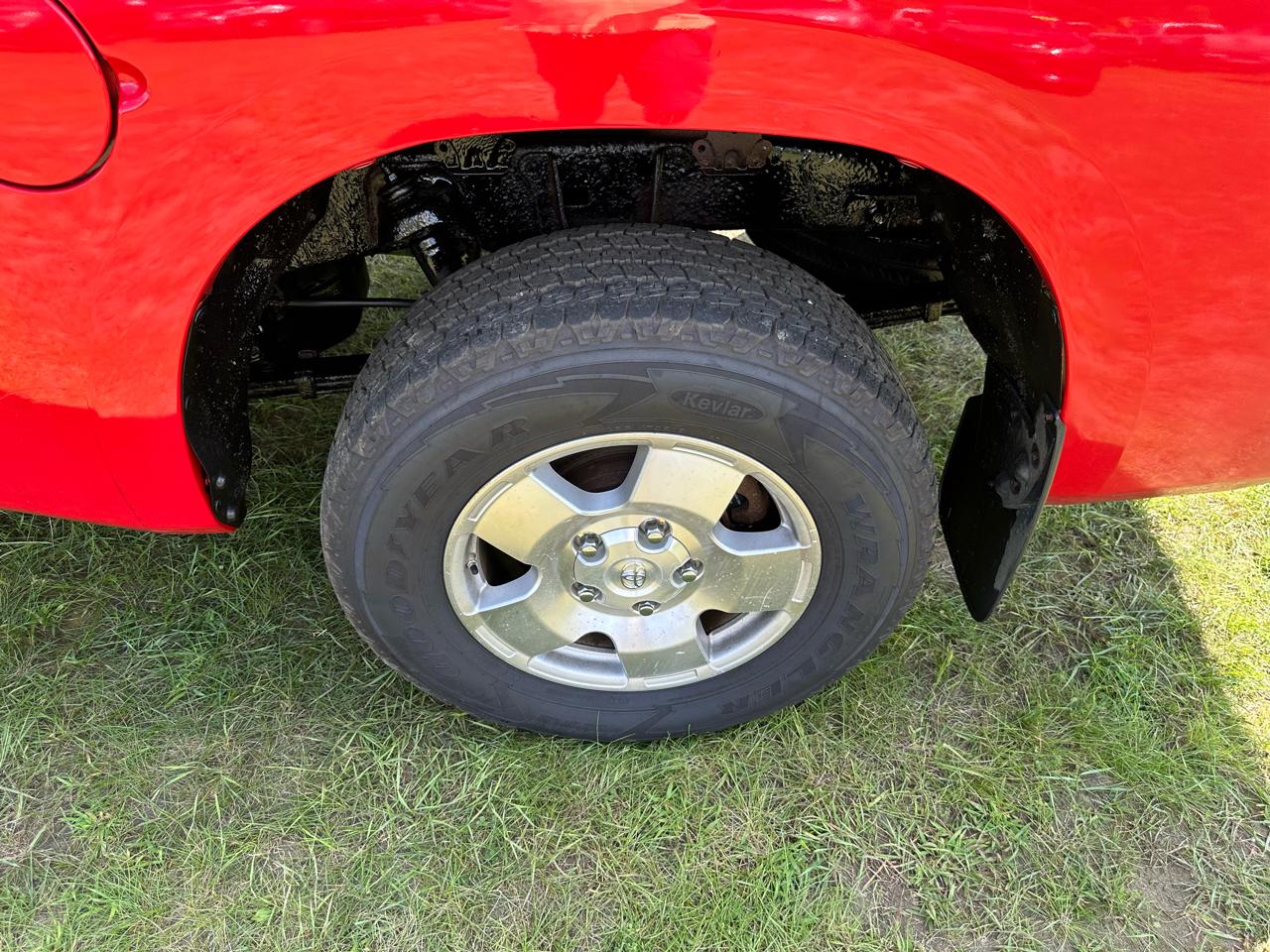Toyota Tundra 4WD Truck Double Cab 5.7L V8 6-Spd AT (Natl) 2013