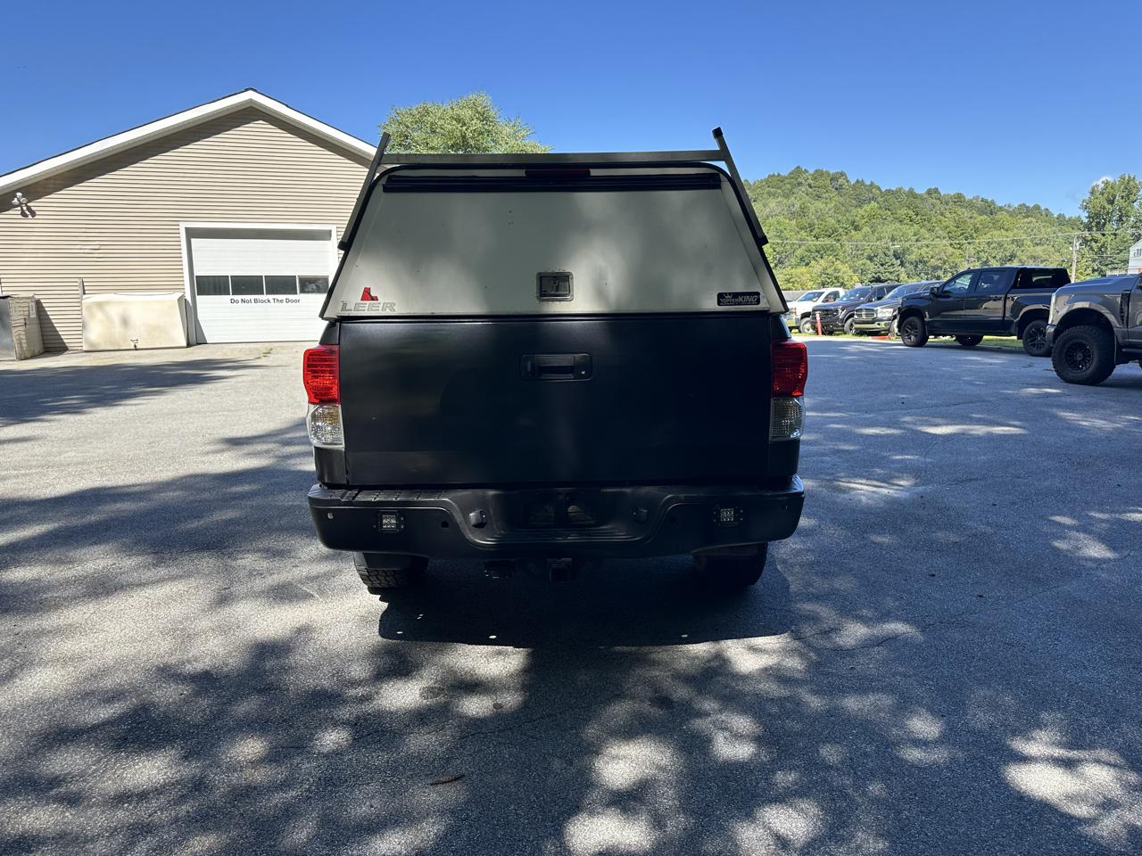 Toyota Tundra 4WD Truck Dbl 5.7L V8 6-Spd AT (Natl) 2011