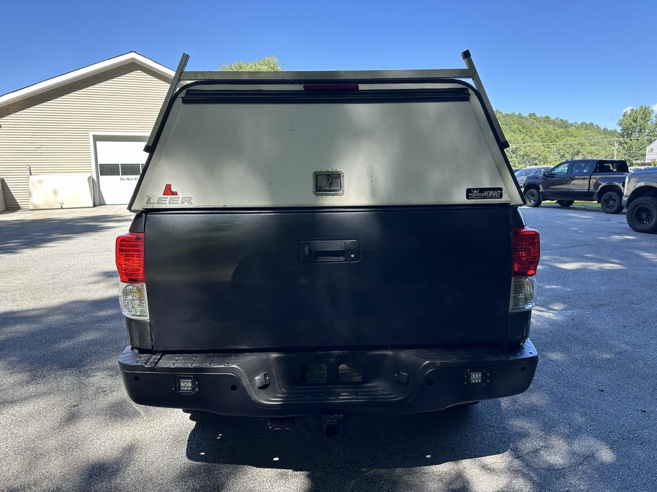Toyota Tundra 4WD Truck Dbl 5.7L V8 6-Spd AT (Natl) 2011