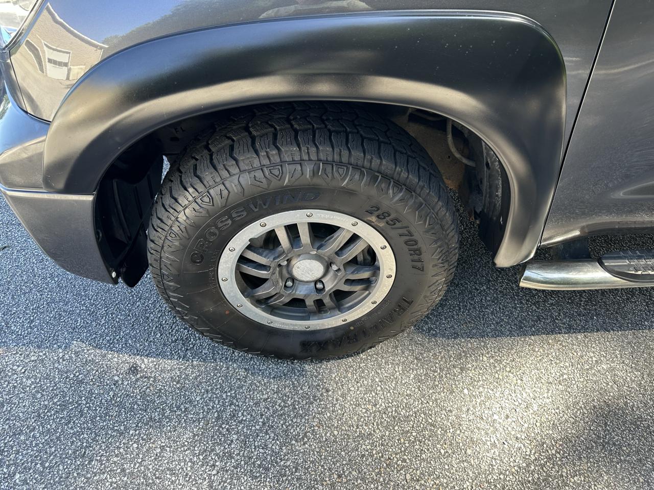 Toyota Tundra 4WD Truck Dbl 5.7L V8 6-Spd AT (Natl) 2011
