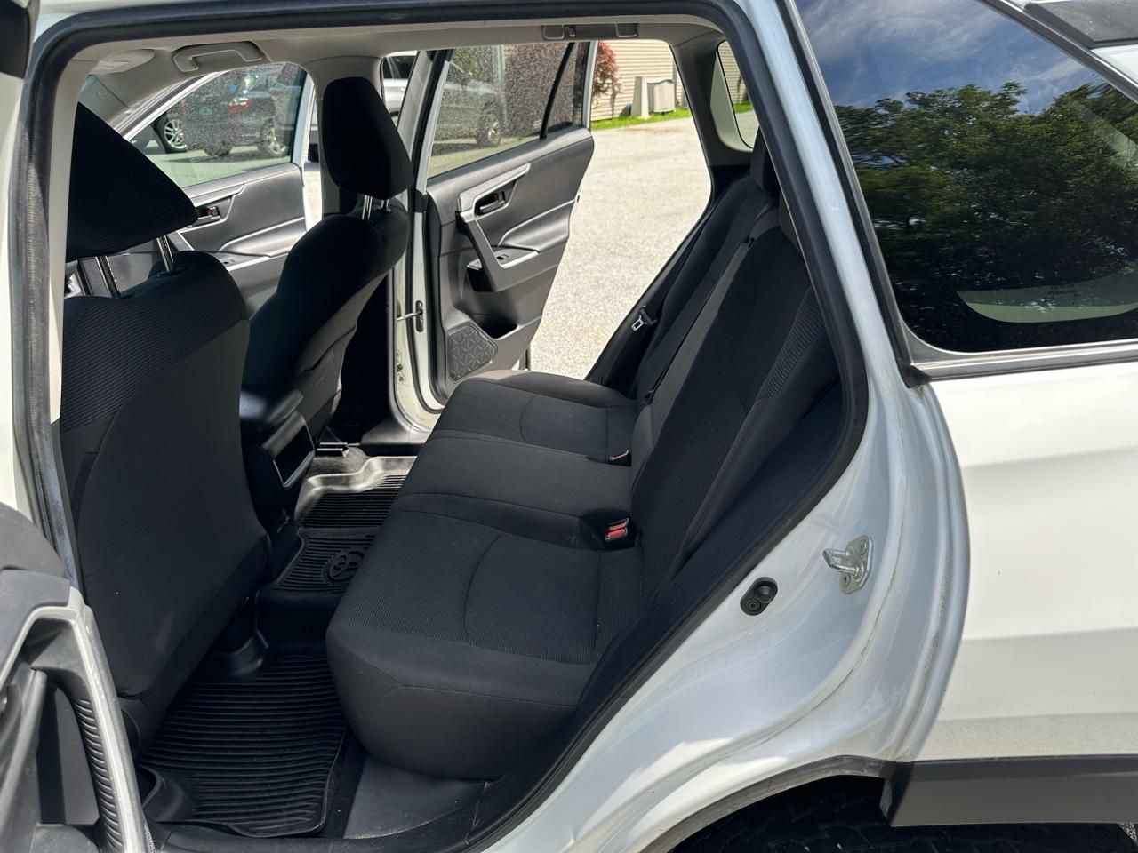 Toyota RAV4 LE AWD (Natl) 2020