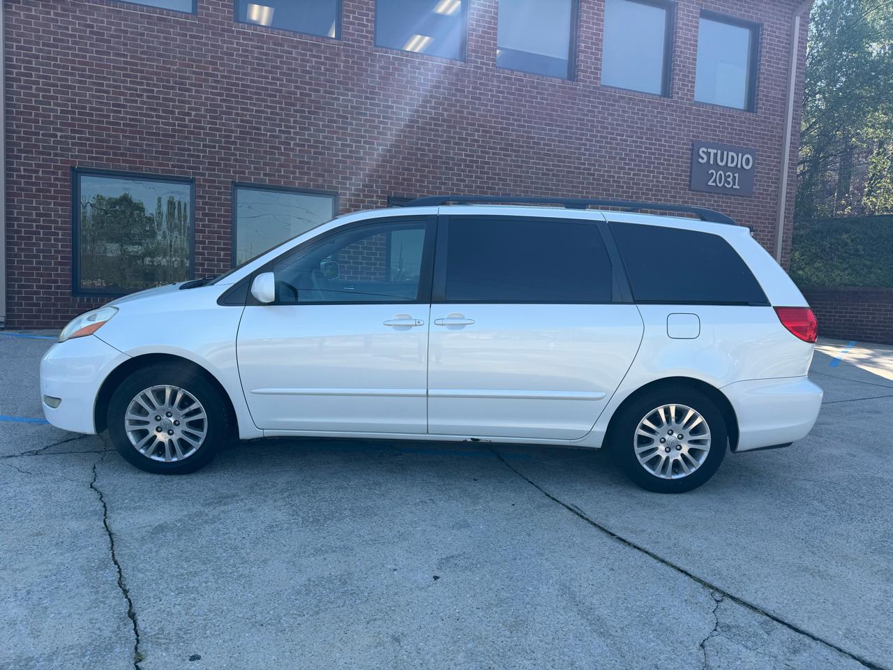 Toyota Sienna XLE FWD 2010