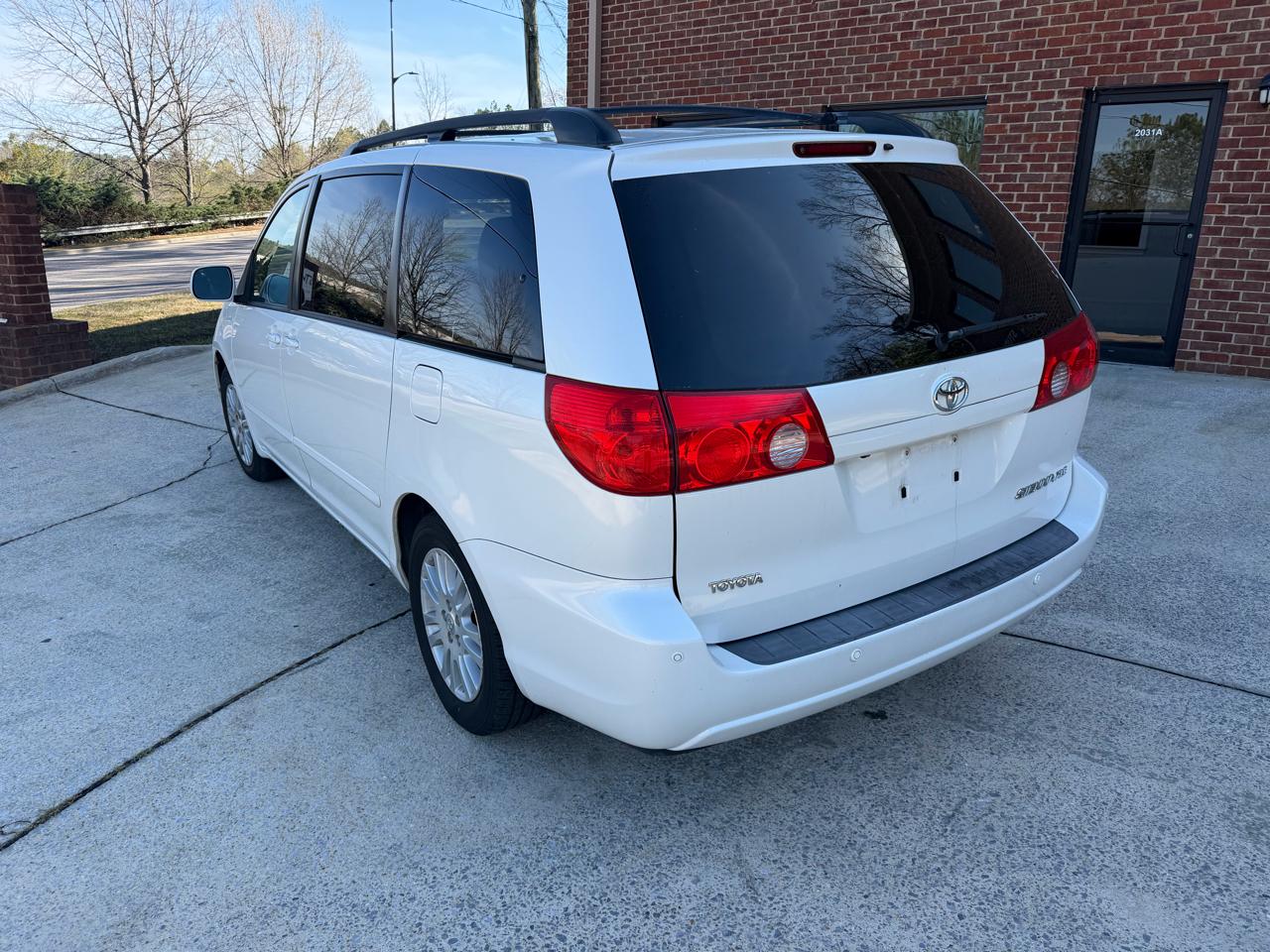 Toyota Sienna XLE FWD 2010