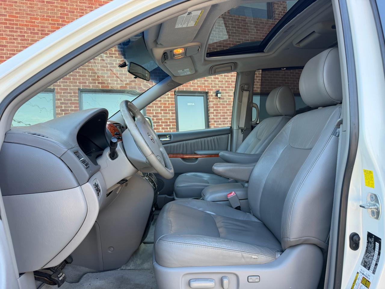 Toyota Sienna XLE FWD 2010