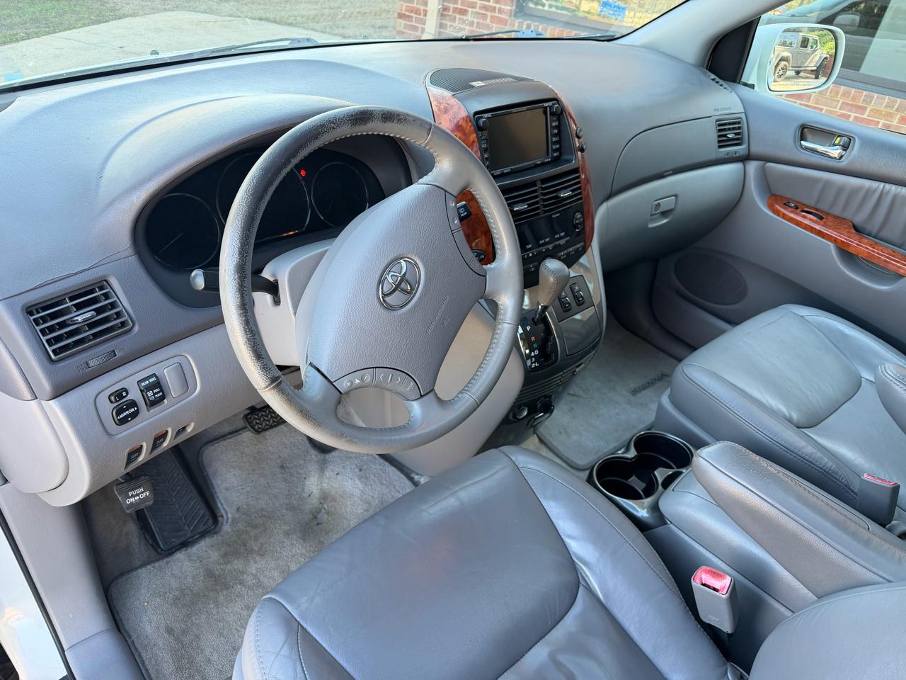 Toyota Sienna XLE FWD 2010