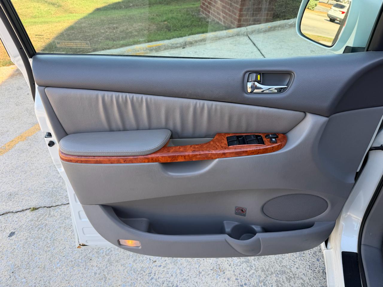 Toyota Sienna XLE FWD 2010