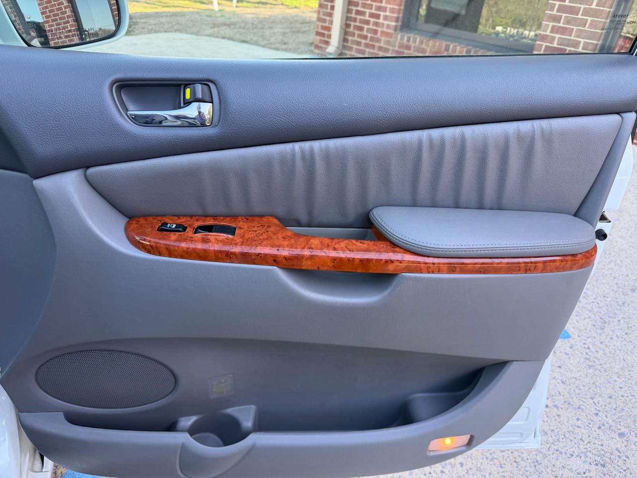 Toyota Sienna XLE FWD 2010