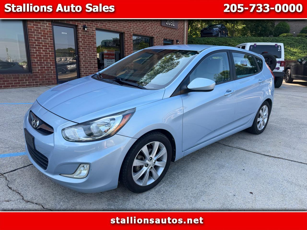2012 Hyundai Accent SE 5-Door 6-Speed Automatic's photo