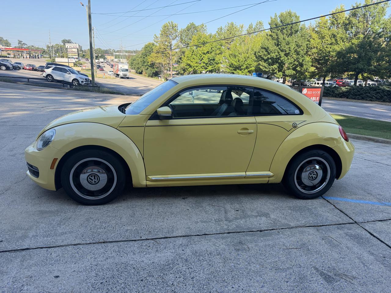 Volkswagen Beetle 2.5L w/Sunroof Sound & Nav 2012