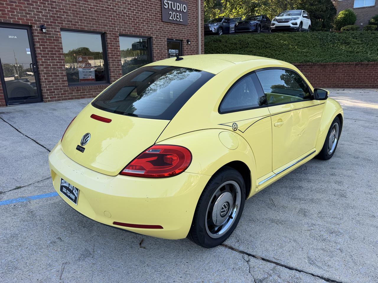 Volkswagen Beetle 2.5L w/Sunroof Sound & Nav 2012