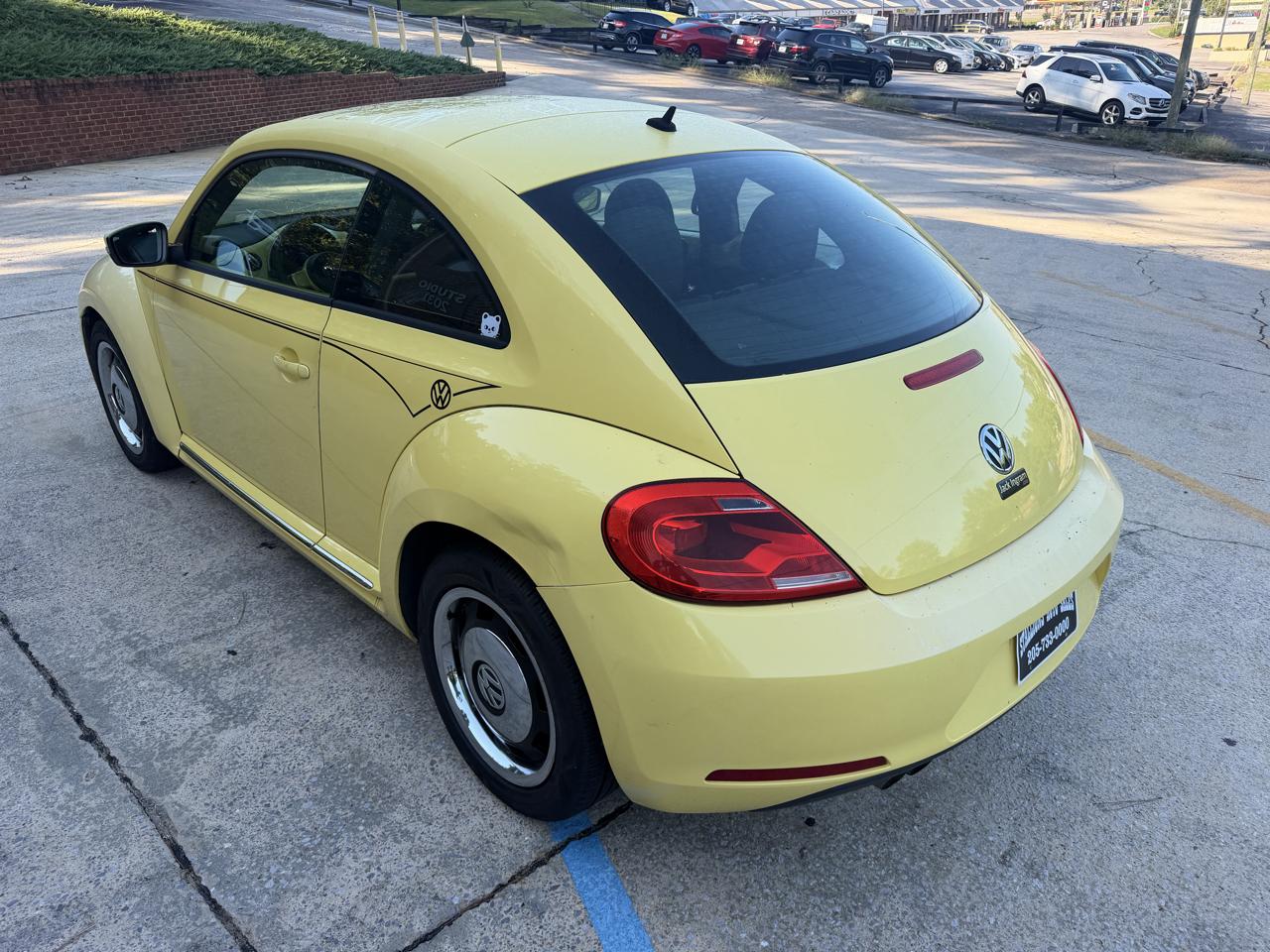 Volkswagen Beetle 2.5L w/Sunroof Sound & Nav 2012