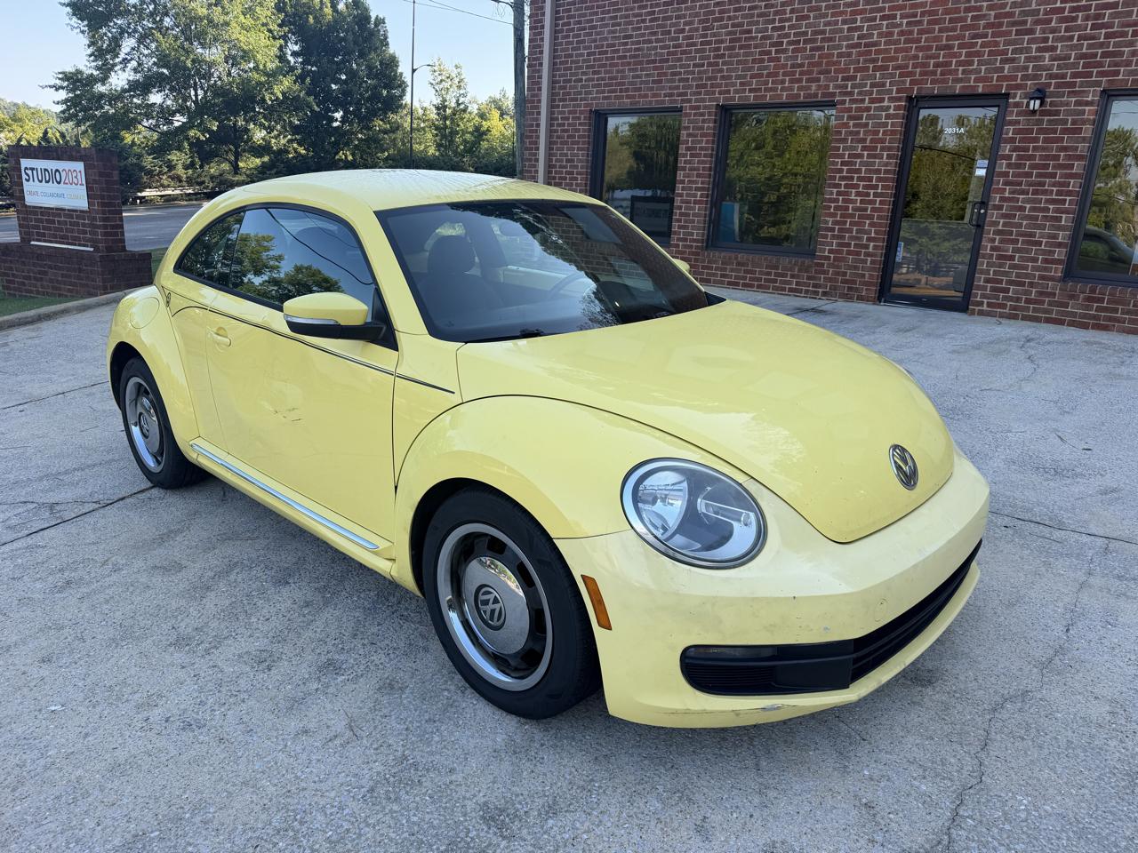 Volkswagen Beetle 2.5L w/Sunroof Sound & Nav 2012