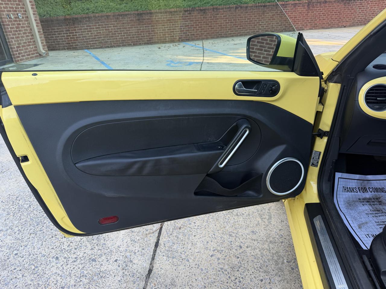 Volkswagen Beetle 2.5L w/Sunroof Sound & Nav 2012