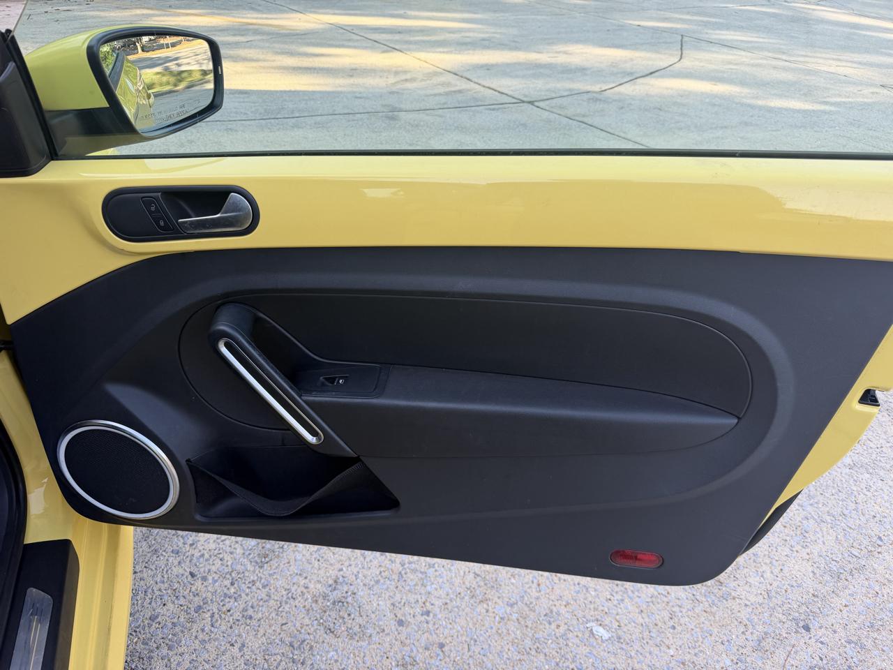 Volkswagen Beetle 2.5L w/Sunroof Sound & Nav 2012