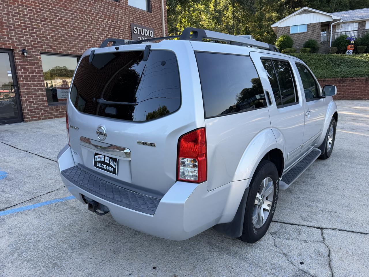 Nissan Pathfinder S 2WD 2011