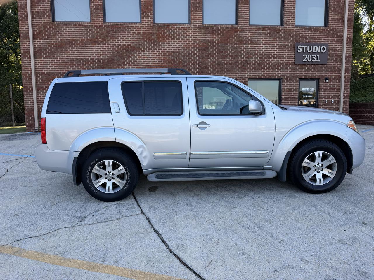 Nissan Pathfinder S 2WD 2011