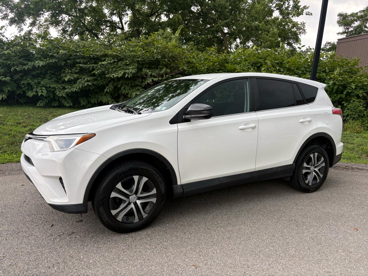 Toyota RAV4 LE AWD 2017