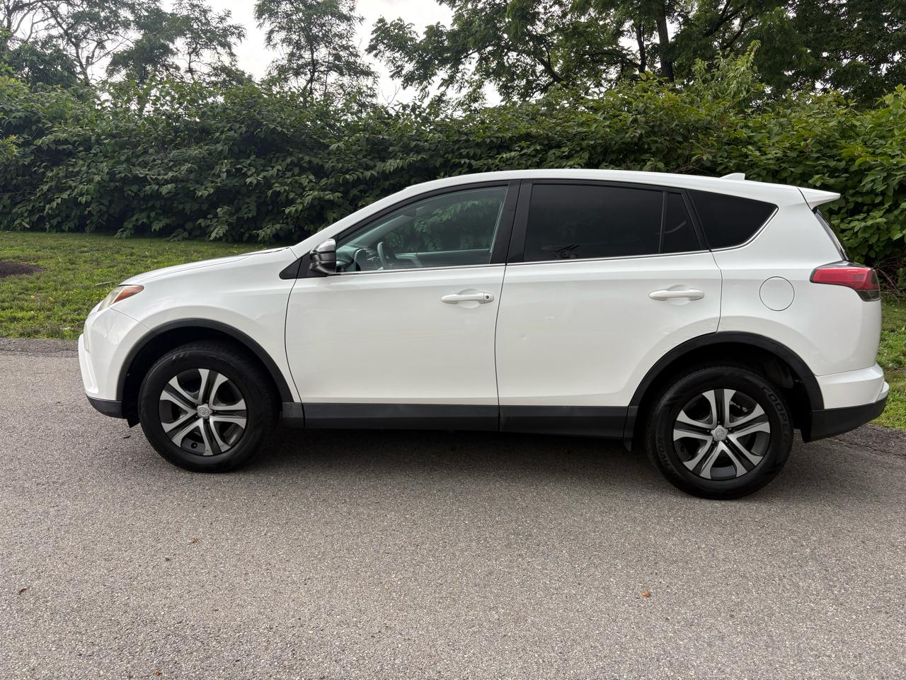 Toyota RAV4 LE AWD 2017