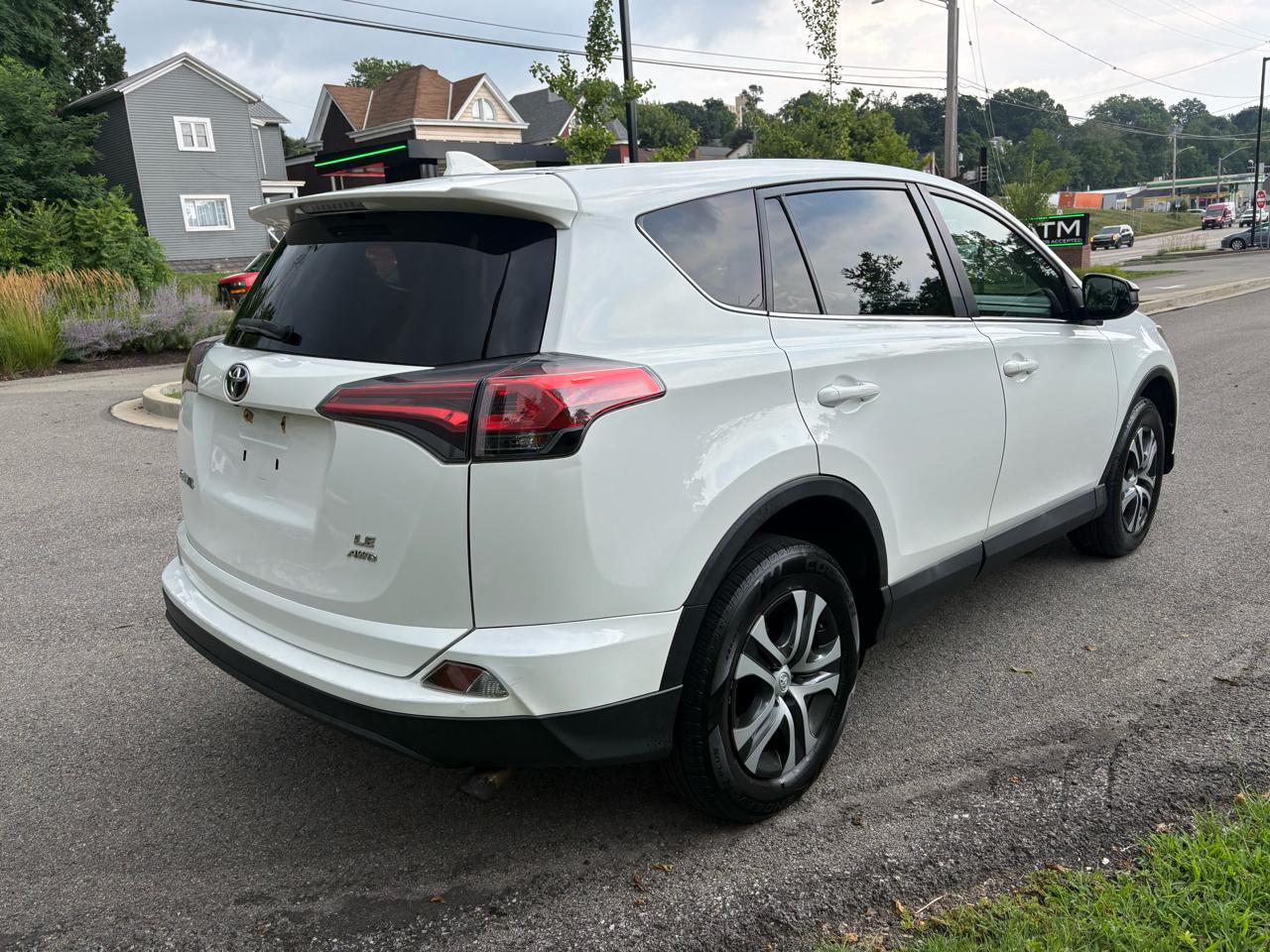 Toyota RAV4 LE AWD 2017