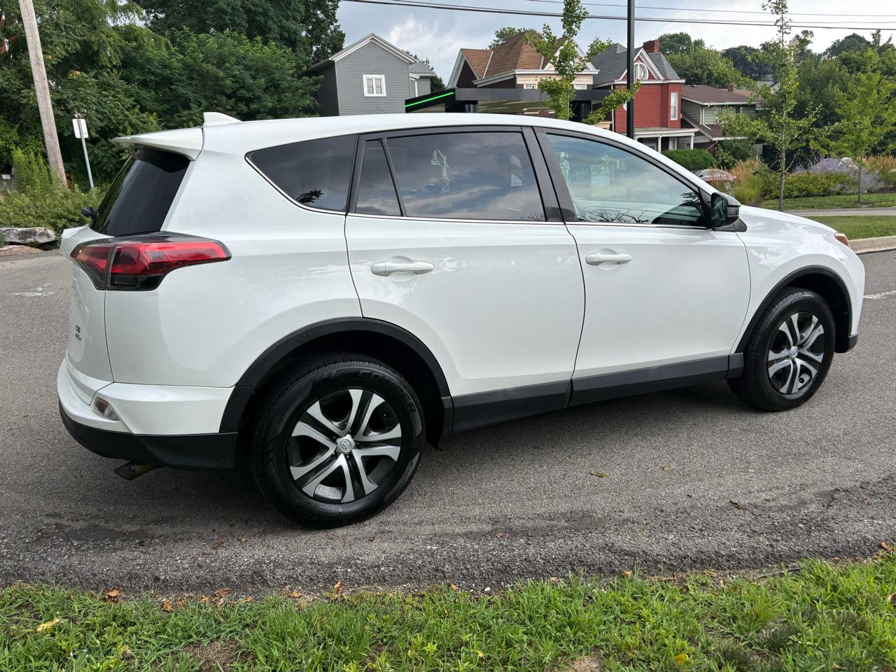 Toyota RAV4 LE AWD 2017