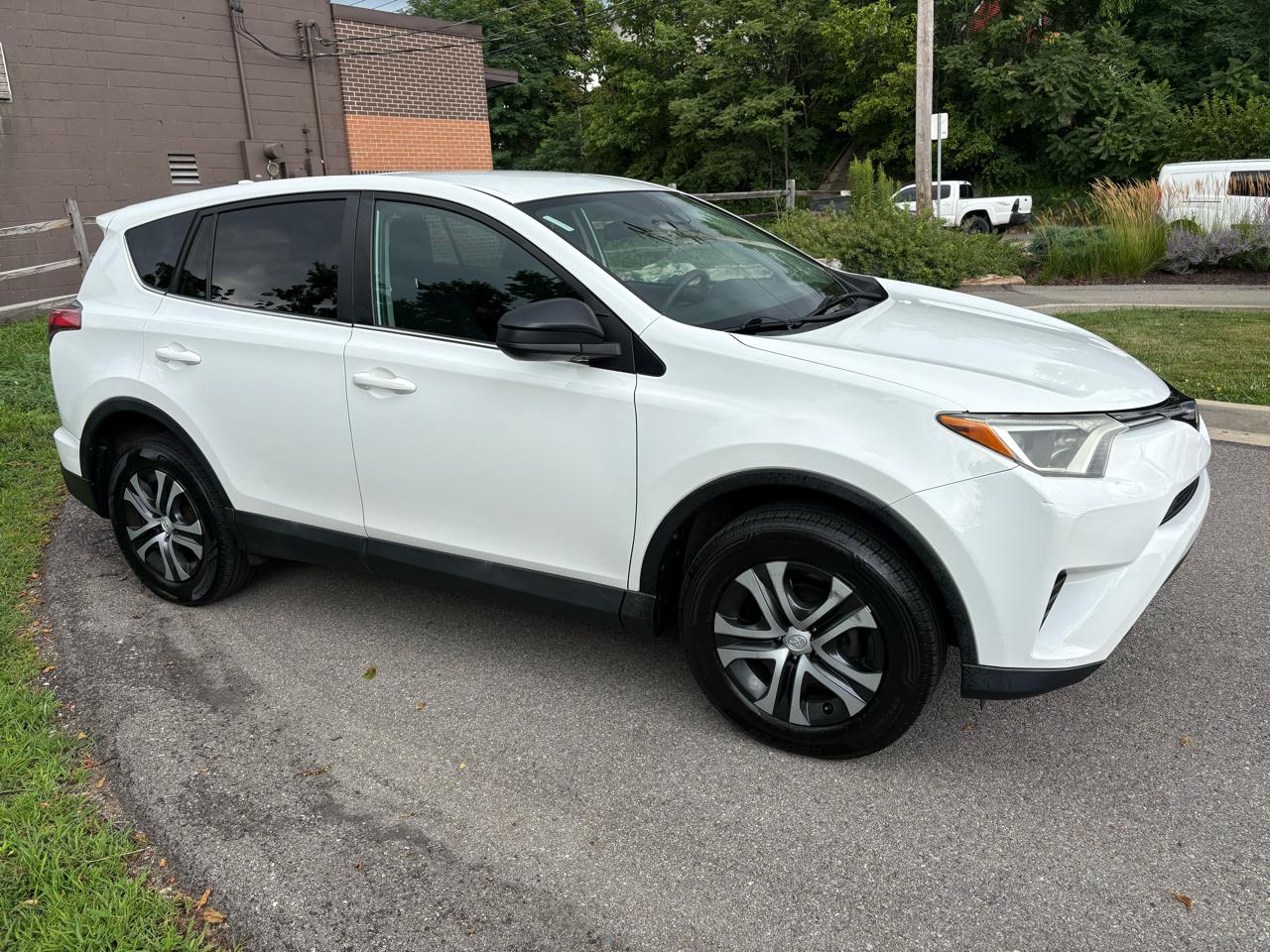 Toyota RAV4 LE AWD 2017