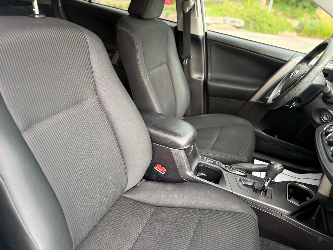 Toyota RAV4 LE AWD 2017