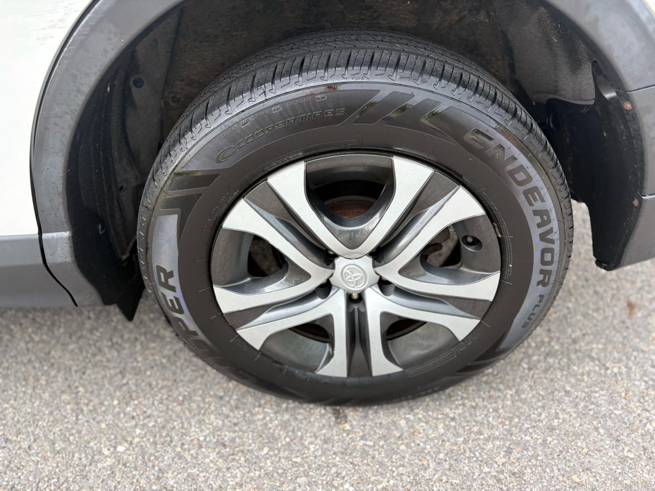 Toyota RAV4 LE AWD 2017