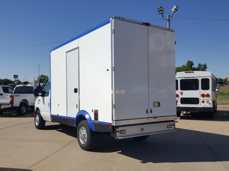Ford Econoline E-350 Super Duty 2023