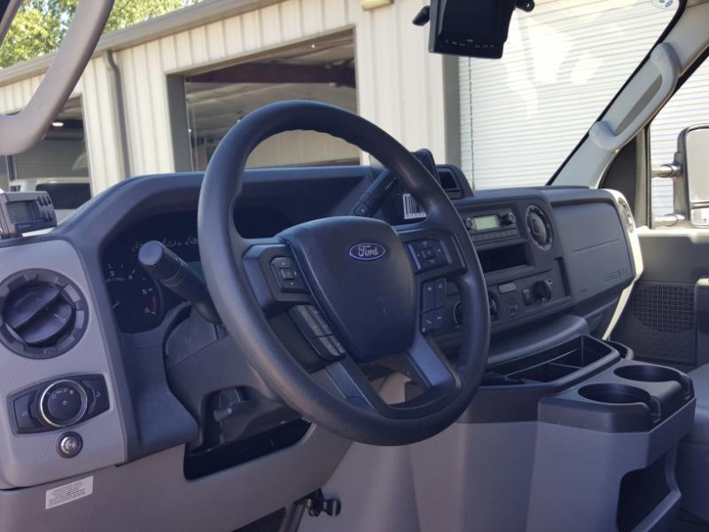 Ford Econoline E-350 Super Duty 2023