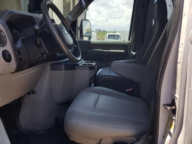 Ford Econoline E-350 Super Duty 2011