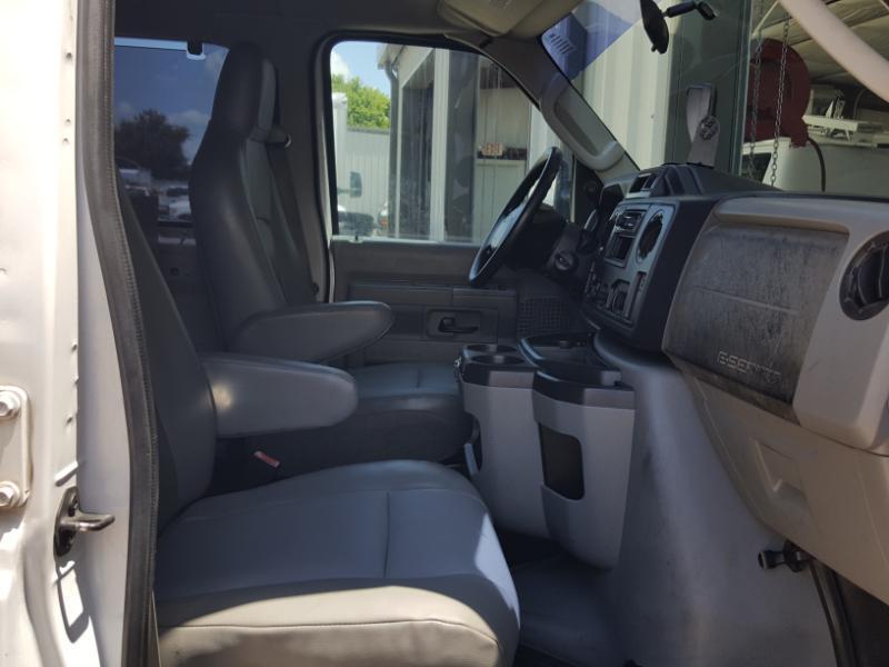 Ford Econoline E-350 Super Duty 2011