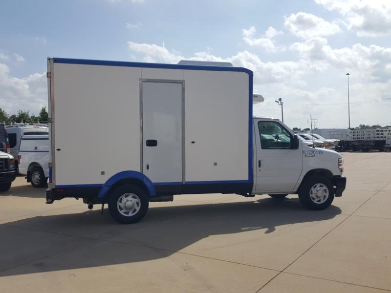 Ford Econoline E-350 Super Duty 2023