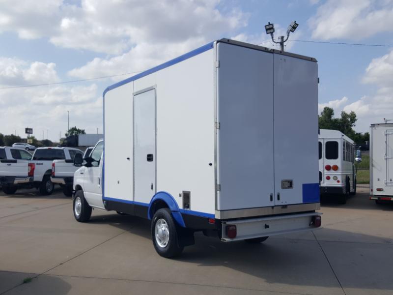 Ford Econoline E-350 Super Duty 2023